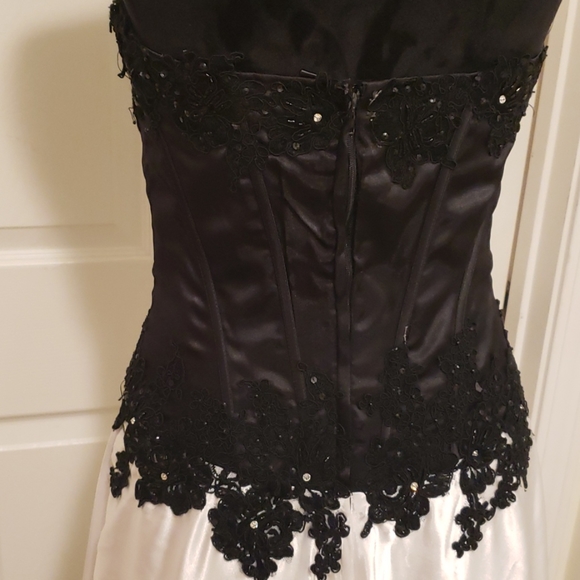🖤🤍Blk&Wht Satin Formal Sz8🤍🖤 - Picture 8 of 13
